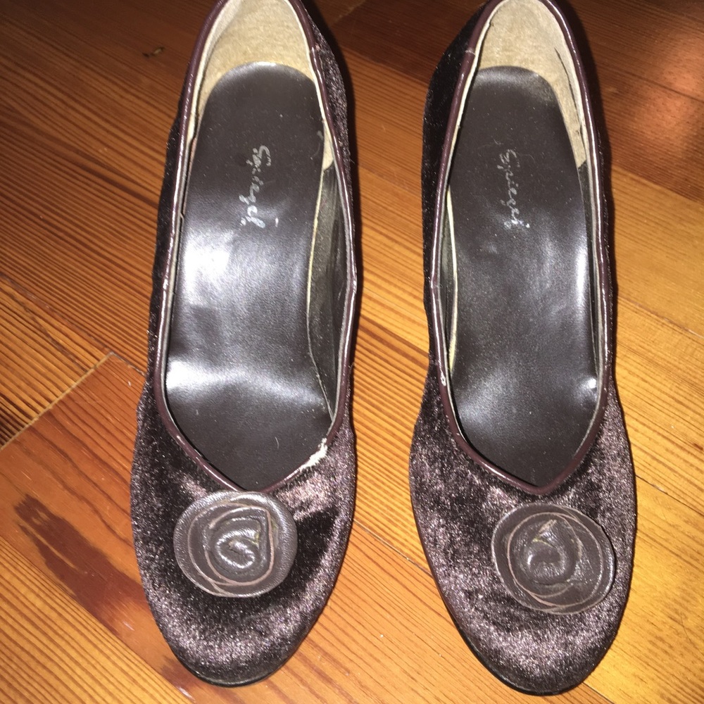 Size 6: leather heel (can't read brand) 👠